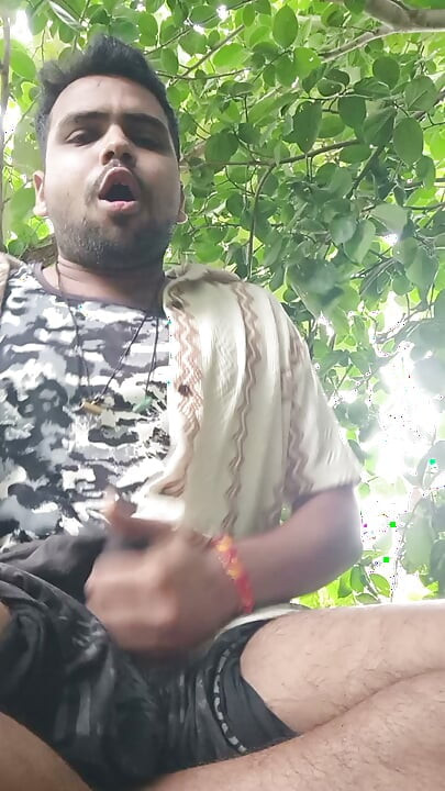 Orman alanında yalnız olduğum için ateşli ve seksi videolar izlemeye karar verdim
