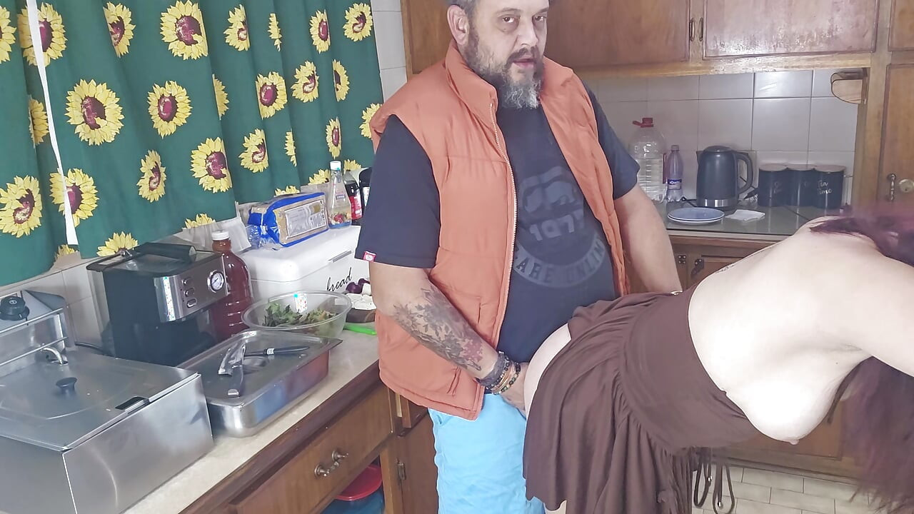 Sıkılmış ve görmezden gelinen kız arkadaş akşam yemeği yaparken sikiliyor