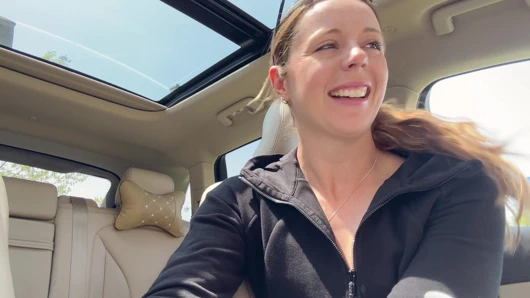 Arabamın arka koltuğunda pembe dildoyla mastürbasyon