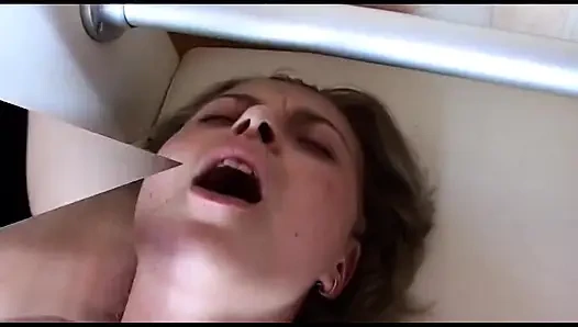 Şişmiş Amcık Islanıyor Parmaklanıyor - Azgın Alman Bebeğin Damlayan Amını Derinden Azdırıyor