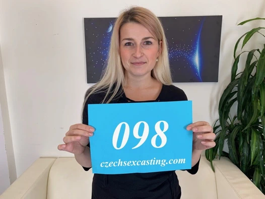 Mils model gösterdi ona ıslak aç kedi