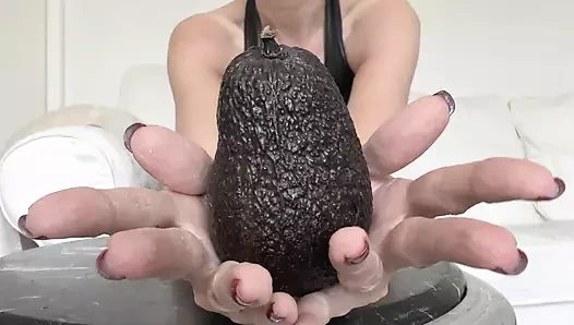 Kırmızı tırnaklı meyveler ve güzel eller