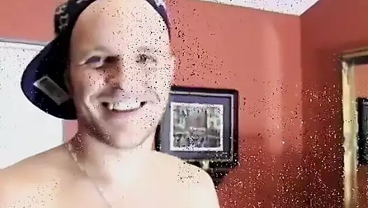 Jason yarağıyla geri tekmeliyor