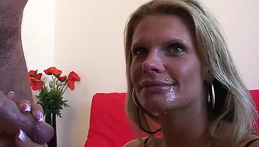 Ateşli nine büyük bir yarağı emiyor ve sonra ağzına boşalıyor