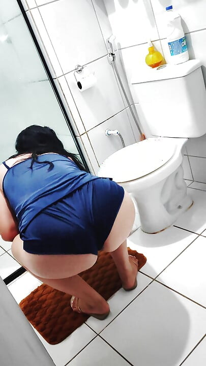 Baldız yalnız olduğunu sandı ama kocası işteyken uyandıktan sonra banyoyu temizlerken yakalandı.