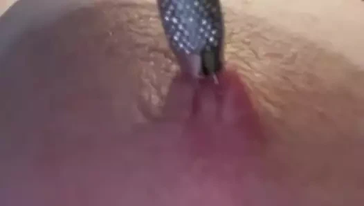 Edepsiz bir grabner ile meme uçlarını eğitiyor