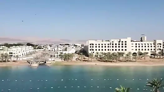 Monika Fox otel balkonunda sakso çekiyor