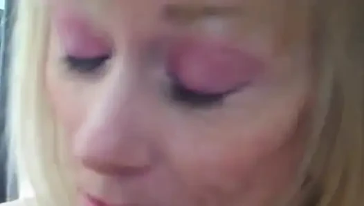 Melanie kocasına oyununu izletiyor