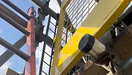 Güzel evli kadın Macbook'tayken inşaatçılar kendilerini içeri alıyor ve pencereden gözetliyor