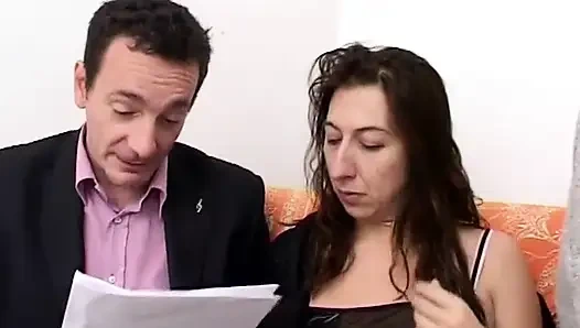 Esmer kadın iki kötü adam tarafından sikiliyor