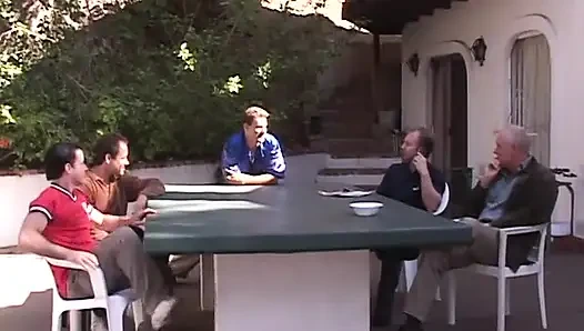 Azgın siyah saçlı güzel kız havuz başında dört adamı emiyor ve sikiyor