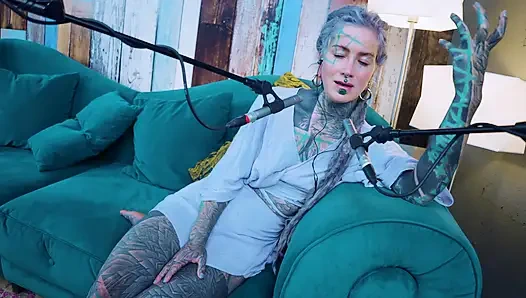 F hakkında konuşuyorum - korku - asmr podcast sfw konuşuyor gotik sıska kız dreadlocks dövmeli model dövmeli kız