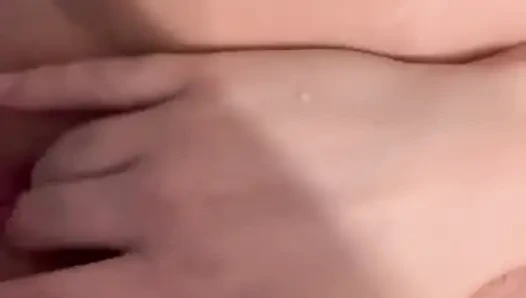 İşerken kıllı amımı parmaklıyorum