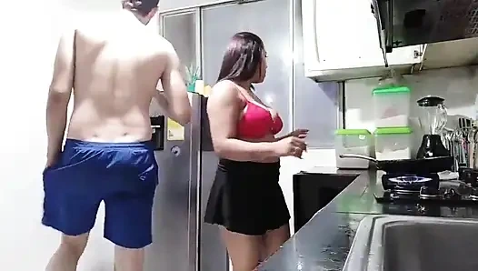 New York Abd'li 18 yaşındaki esmer büyük sarkık memeler üvey erkek kardeşinin büyük yarağını sikiyor