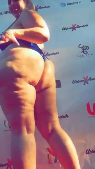 Beyaz iri güzel kadın götünü sallıyor