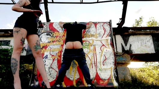 Kızıl götlü köle. sokakta bir köleye şaplak atmak