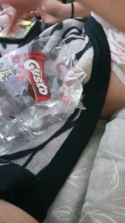 Üvey anne seks yapıyor ve oyuncu üvey oğlunun içeride boşalmasına yardım ediyor