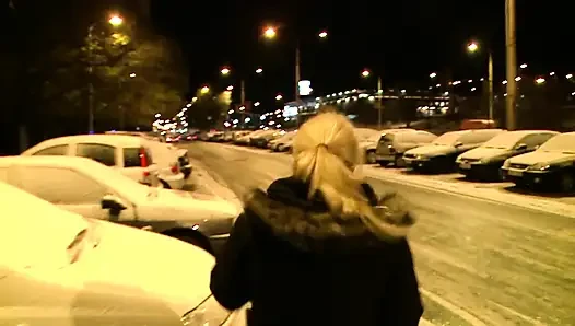 Seksi azgın sarışın bakış açısıyla açık havada yarağını emiyor