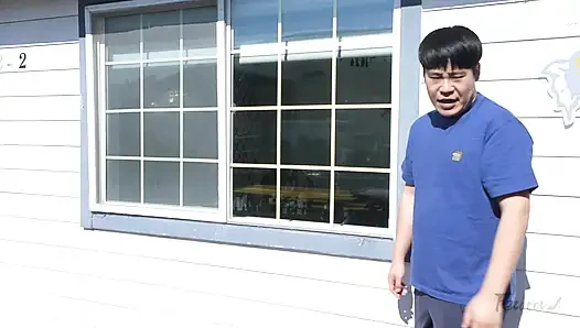 Tek başına çözen şehvetli bir YouTuber'ın seksi