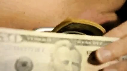 zengin kaltak para içinde KEDİ