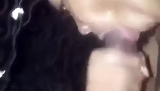 Zenci kısa boylu kadın büyük götlü bir yarağı emiyor