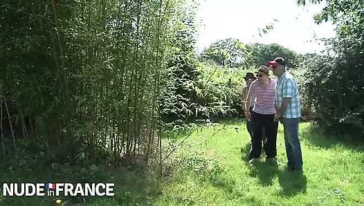 Çıplaklar esmer açık havada grup seks yapıyor