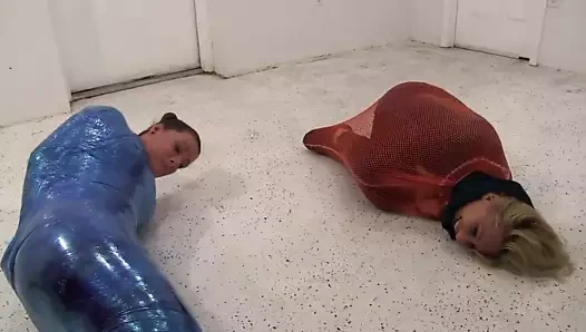 sarılmış kızlar kavga