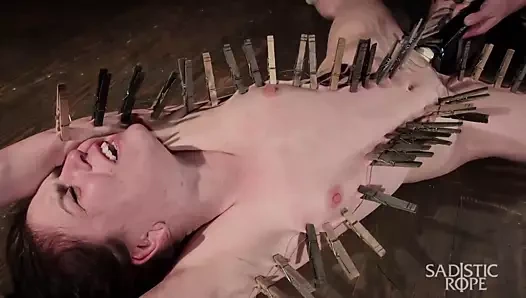 Esmer hottie aşırı esaret içinde!