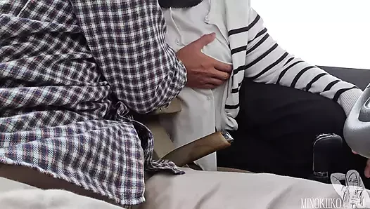 Minokiiko ücretsiz araba yolculuğu için patronuna tesettürlü sakso çekiyor