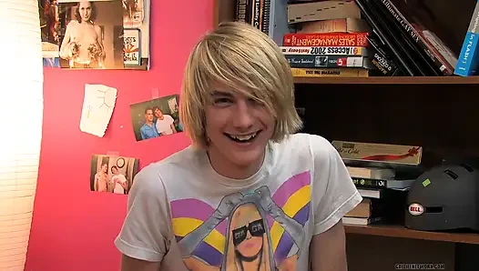 Chatty Twink Preston Andrews röportaj yapıyor