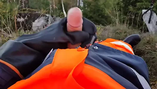 Hiviz yağmurluk ve lastik çizme işçisi