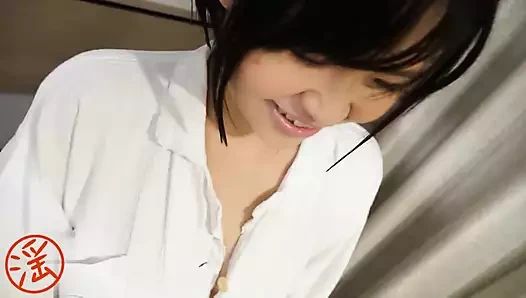 Ateşli Asyalı genç kız yarağı sağıyor ve yüzüne boşalıyor