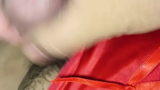 Im karısının kırmızı ipeksi tangasını 5. kez boşaltıyor!