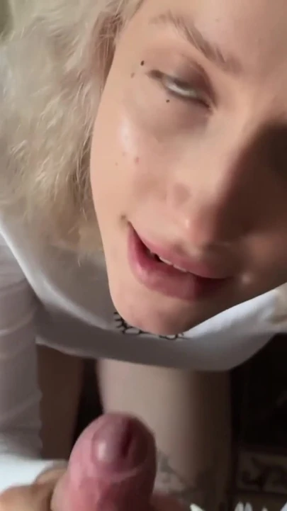 Zıplayan göğüsleri ve götüyle temizlikten sevimli üvey kız kardeşimin dikkatini dağıttı, crempie'den önce götünü domaltarak siktim