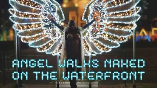 Angel Monika Fox sahilde çıplak yürüyor