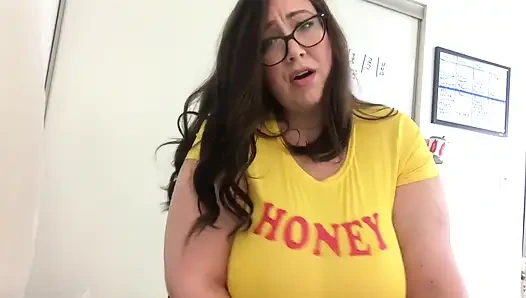 İri göğüslü iri güzel kadın seni sıkı bir üstte azdırıyor