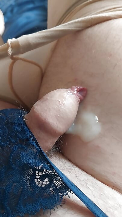 Cindy'nin minik klitorisini ve büyük boşalmasını izleyin