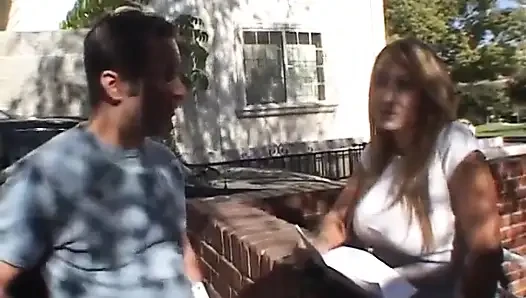Azgın hatun sert sikilmeden önce yarağının cebini yalatırken zevkle inliyor