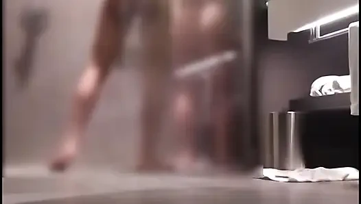 Evli kadın duşta sevgilisiyle ve aynanın önünde anal yalıyor.