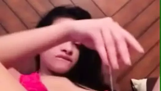 genç kız oynama KEDİ üzerinde cam