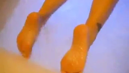 kızlar arkadaşlar mükemmel ayaklar içinde banyo