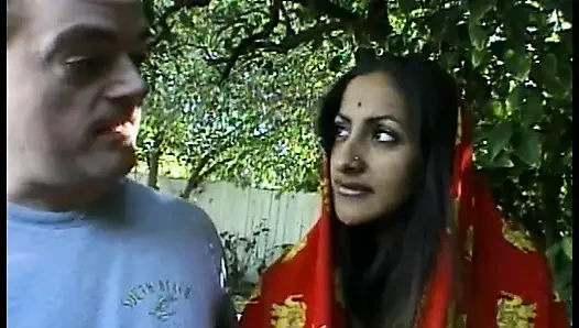 Sari'deki Hintli sürtük ıslarken etli yarak emiyor, aç amını siktiriyor