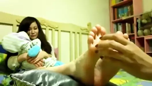 anne gıdıklıyor adım kızları ayak