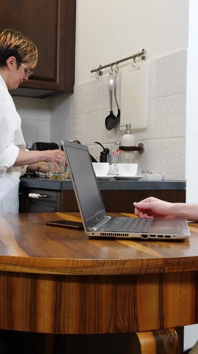 Üvey kız kardeşimi üvey annemin gözlerinin önünde sikmek utanç verici mi?