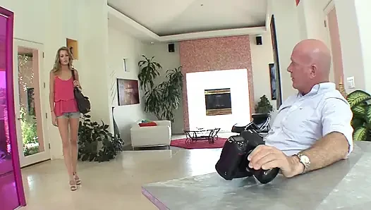 Yaşlı kel üvey baba üvey kızı için yatak odasında müstehcen bir teklifte bulunmaktadır