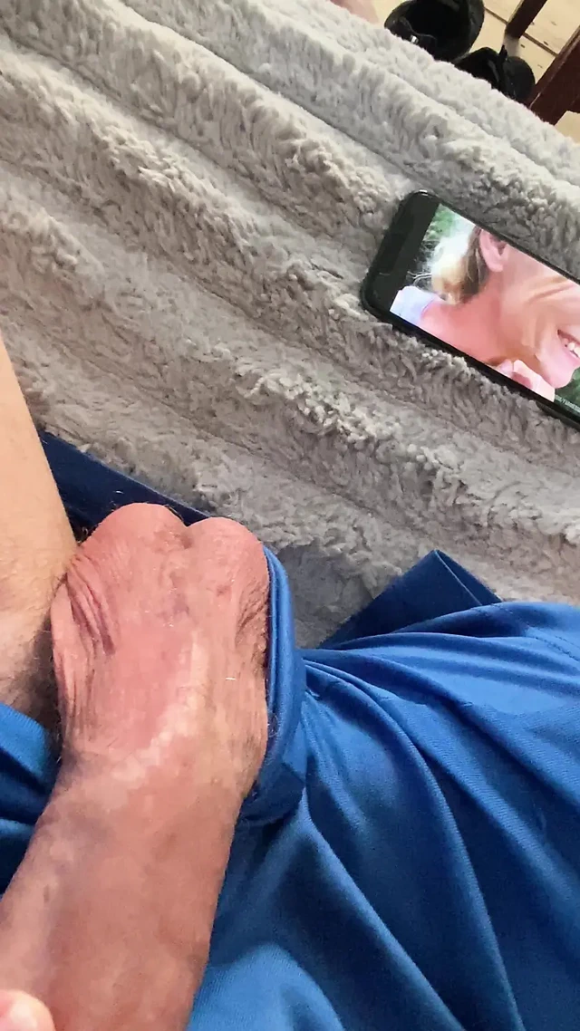 Et sopamı okşuyor ve karımın sakso çekmesini izliyorum