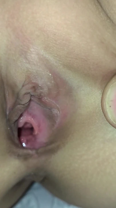 Üvey erkek kardeş külotumu bir tarafa veriyor ve sıkı pembe amcığıma parmağıyla mastürbasyon yapıyor | Klip 1