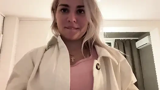Üvey kız kardeşinin erkek arkadaşını baştan çıkarıyor
