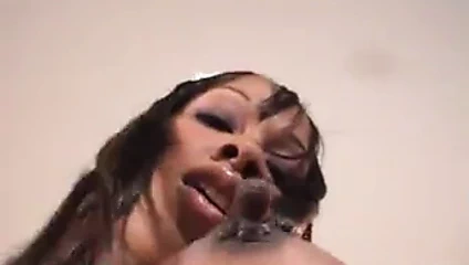 İri göğüslü zenci kız bakış açısıyla emiyor