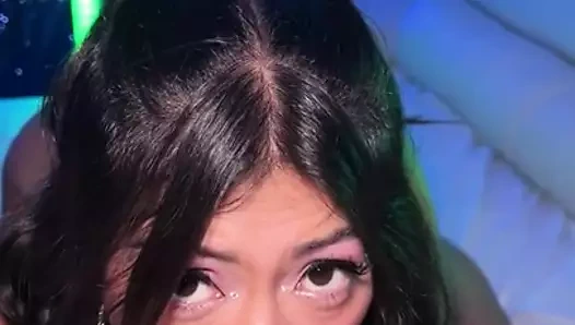 Cami Strella yarakla öğürüyor sonra açgözlü amcığını renklendiriyor